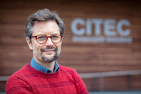Prof. Dr. Philipp Cimiano vom Institut CITEC der Universität Bielefeld leitet das neue Forschungsprojekt zu Bots als Unterstützern von Meiungsvielfalt. Foto: Universität Bielefeld/M.-D. Müller