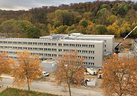 Bild: Blick vom Hauptgebäude der Universi-tät auf das Gebäude Z an der Konse-quenz. Das 2018 errichtete Gebäude (linker Teil) wurde 2020 auf drei Ge-bäudeteile erweitert und bietet nun auf 5.000qm Nutzfläche Platz für Büros. 
Foto: Universität Bielefeld

