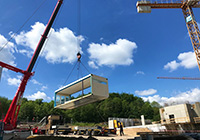 Im Mai 2020 erreichen die ersten Module für das Gebäude Z den Cam-pus Süd, rund ein halbes Jahr später ist das Gebäude fertig. Foto: Universität Bielefeld