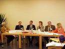 Bild: Mitarbeiter des Berliner Max-Planck-Instituts für Bildungsforschung stellten die Ergebnisse der mit dem PISA-Instrumentarium getesteten Laborschule vor; links auf dem Bild Hartmut von Hentig