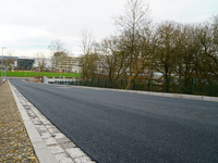 Die neue Baustraße führt Baustellen- und Lieferfahrzeuge auf direktem Weg von der Wertherstraße auf die Konsequenz.