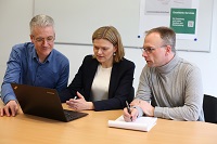 Das Team des Kompetenzzentrums Forschungsdaten (v.l.n.r.): Cord Wiljes, Dr. Johanna Vompras, Dr. Maik StührenbergFoto: Erich Grevelding, Universität Bielefeld