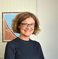 Prof’in Dr. Gabi Schierning untersucht in einer neuen Studie, wie sich thermoelektri-sche Bauelemente fertigen lassen, die ohne das seltene Element Tellur auskommen. Foto: Universität Bielefeld