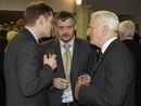 Bild: Die Bielefelder Wirtschaftswissenschaftler Hermann Jahnke und Rolf Jürgen König im Gespräch mit Richard von Weizsäcker (v.l.).