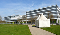 In einem Zelt auf der Uni-Wiese können sich neue Studierende im April eine Tasche mit Uni-Schriftzug abholen.