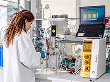 Bild: Die Themenfelder Mensch-Maschine-Interaktion und Biotechnologie sind zwei von sechs Themenfelder