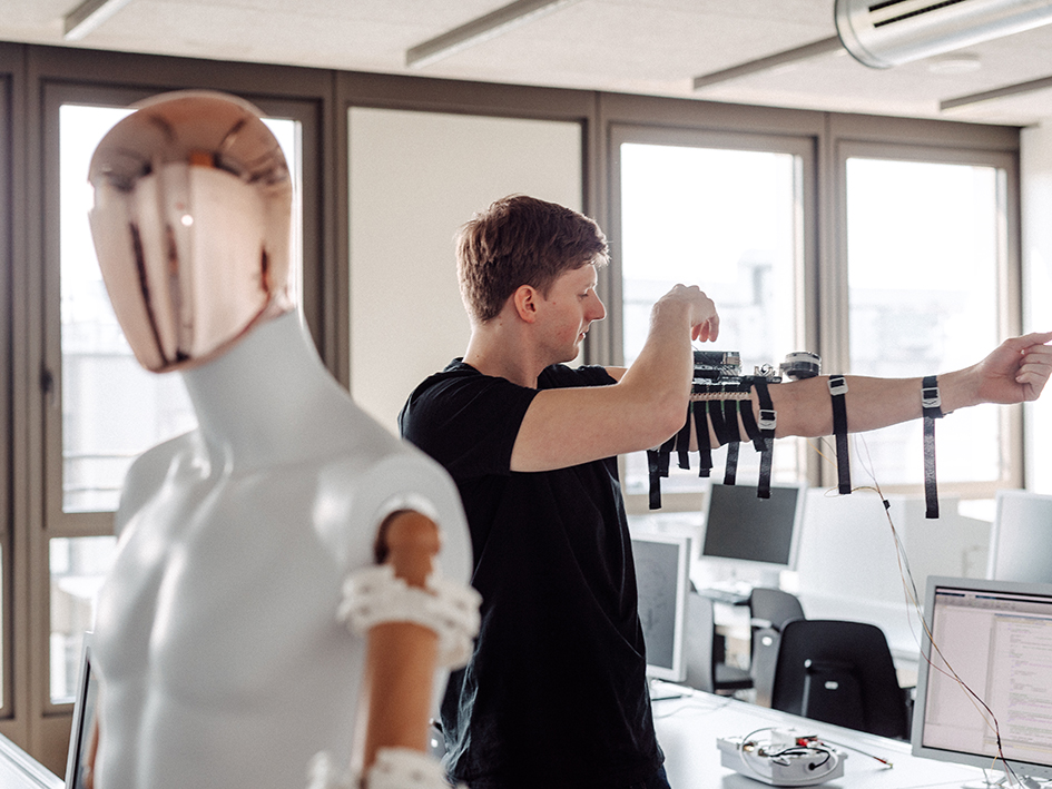 Bild: Die Themenfelder Mensch-Maschine-Interaktion und Biotechnologie sind zwei von sechs Themenfelder