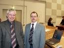 Bild: Anlässlich der Gründung des Instituts für Genomforschung hielt Professor Bernd Weißhaar (r.) - hier zusammen mit dem Bielefelder Genetikprofessor Alfred Pühler - seine Antrittsvorlesung über "Genomforschung bei Pflanzen: Das Modellsystem Ackerschmalwand".