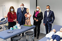 Rektor Sagerer (r.) und Gründungsdekanin Hornberg (l.) führen Minister Laumann und Ministerin Pfeiffer-Poensgen durch einen Raum im „Skills Lab“ im Gebäude R.1 an der Morgenbreede. In diesem Bereich trainieren die Studierenden praktische ärztliche Fertigkeiten unter kontrollierten Bedingungen. Foto:  Universität Bielefeld/S. Sättele