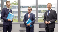 Der Parlamentarische Staatssekretär Thomas Rachel (r.) übergab den Förderbescheid an Georg Schaumann (li.) von SenseUp und Prof. Dr. Jörn Kalinowski  (Mitte) vom CeBiTec. Foto: Forschungszentrum Jülich