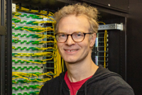 Bild: Prof. Dr. Jens Stoye von der Universität Bielefeld ist nicht nur Leiter von NFDI4Microbiota an der Universität Bielefeld. Er ist außerdem mit zuständig für das Projekt NDFI4BioDiversity. Foto: Universität Bielefeld/M.-D. Müller