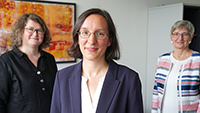 Bild: Senatsvorsitzende Prof'in Dr. Silke Schwandt (l.) und Hochschulratsvorsitzende Dr. Annette Fugmann-Heesing (r.) gratulieren Prorektorin Prof'in Dr. Alexandra Kaasch zu ihrem neuen Amt. Foto: Universität Bielefeld