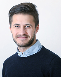 Bild: Postdoktorand Milan Dransmann kann mit der Förderung seine Sportstudien mit Gefangenen fortführen und gleichzeitig mehr bei der Familie sein. Foto: Sarah Jonek