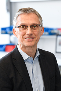 Bild: Prof. Dr. Günter Maier von der der Universität Bielefeld forscht zum Thema Arbeit 4.0. Der Arbeits- und Organisationspsychologe ist Sprecher des neuen Forschungsverbundes iAtA.
Foto: Universität Bielefeld