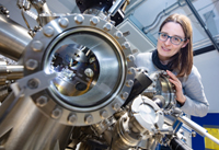 Prof’in Dr. Angelika Kühnle untersucht in einer neuen Studie, wie Moleküle durch Kühlen mobil werden. Foto: Universität Bielefeld/M.-D. Müller