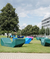 Über 30 Enzis laden auf dem Campus zum Verweilen im Freien ein. Seit diesem Jahr gibt es sie auch in blau und pink. 