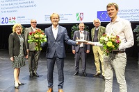 Bild: Die Universitätsgesellschaft hat den Jörg Schwarzbich Inventor Award verliehen. Das Bild zeigt (vorne v.li.) die Preisträger Prof. Dr. Kristian Müller und Marco Radukic sowie (hinten v.li.) Dr. Birgit Vemmer und Dr. Rainer Wend von der UGBi