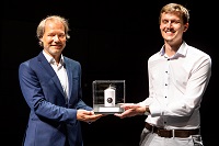 Bild: Prof. Dr. Kristian Müller (li.) und Marco Radukic (re.) erhalten den Jörg Schwarzbich Inventor Award.
Foto: Universitätsgesellschaft Bielefeld/S. Sättele