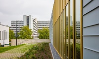 Bild: Das Hörsaalgebäude Das Hörsaalgebäude Y an der Konsequenz ist ein neuer Ort für Lernen und Lehre mit insgesamt 800 Plätzen in unmittelbarer Nähe zum Universitätshauptgebäude.