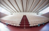 Herzstück des Gebäudes ist der größte Hörsaal mit seinen rund 650 Plätzen. Studierende hatten im Senat einen Hörsaal dieser Größe gefordert.