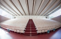 Bild: Herzstück des Gebäudes ist der größte Hörsaal mit seinen rund 650 Plätzen. Studierende hatten im Senat einen Hörsaal dieser Größe gefordert.