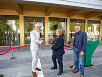 Kanzler Dr. Stephan Becker, Prorektorin für Studium und Lehre Professorin Dr. Birgit Lütje-Klose und Rektor Professor Dr.-Ing. Gerhard Sagerer (v. l.) eröffnen das Gebäude.