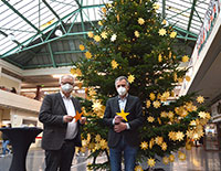 Bild: Pastor Ulrich Pohl und Rektor Prof. Dr.-Ing. Gerhard Sagerer eröffnen die Wunschsternaktion in der Unihalle. Foto: Universität Bielefeld. 