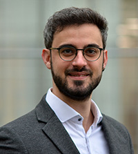 Bild: Matteo Tasso erhält den DAAD-Preis 2021 für ausge-zeichnete Leistungen. 
Foto: Universität Bielefeld
