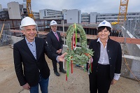 Der Rohbau des Neubaus im ersten Bauabschnitt ist fertig (v.l.): Rektor Prof. Dr.-Ing. Gerhard Sagerer, BLB NRW-Geschäftsführerin Gabriele Willems und BLB NRW-Niederlassungsleiter Wolfgang Feldmann (im Hintergrund). 