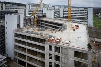 Der Neubau dockt nahtlos an das Bestandsgebäude an und wird zukünftig überwiegend Büros und Seminarräume beherbergen. 