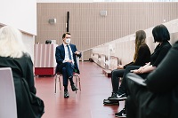 Bild: Ministerpräsident Hendrik Wüst sprach auch mit den Medizinstudentinnen Leonie Resem und Holly Moser über ihre Studiensituation in Bielefeld (v.l.). 