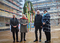 Wolfgang Feldmann (Technischer Leiter der BLB NRW Niederlassung Bielefeld), Isabel Pfeiffer-Poensgen, (Ministerin für Kultur und Wissenschaft des Landes Nordrhein-Westfalen), Dr. Stephan Becker (Kanzler der Universität Bielefeld) und Gabriele Willems (Geschäftsführerin des BLB NRW) (v.l.) freuen sich über den Baufortschritt. Foto: Universität Bielefeld/M.-D. Müller