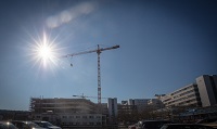 Bild: Richtfest bei strahlendem Sonnenschein.