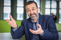 Dr. Ekrem Düzen floh aus seiner Heimat, der Türkei, nachdem er seinen Job an der Fakultät für Psychologie an der Universität Izmir verlor. Heute lebt er in Bielefeld, wo er die Studie TransMIGZ  über die türkische Community in Deutschland leitet.