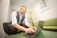 Bild: Prof. Björn Spittau wurde als erster Professor an die neu gegründete Medizinische Fakultät OWL berufen. Er ist seit dem Beginn der Planungen für das neue Anatomiegebäude involviert.