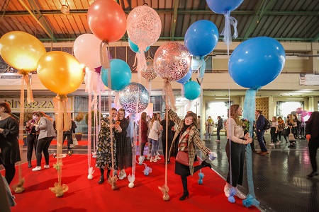 Bild: Endlich dufte wieder gefeiert werden. Die besondere Luftballonkulisse in der Uni-Halle lockte zahlreiche Absolvent*innen zum Fotos machen an.