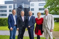 Rektor Prof. Dr.-Ing. Gerhard Sagerer, Bürgermeister Andreas Rüther, Ortwin Goldbeck, Dekanin Prof’in Dr. med. Claudia Hornberg und Kanzler Dr. Stephan Becker (v.l.) eröffneten das Gebäude R2 für die Medizinische Fakultät OWL. 