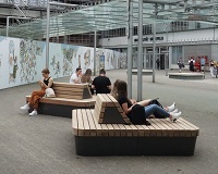 Neue Sitzmöbel mit Holzauflage auf dem Vorplatz, in der Uni-Halle sowie im Wartebereich der Studierendenservices laden zum Verweilen ein. 