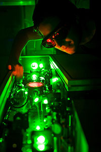 Bild: Oberflächen- und Laserphysik sind seit Beginn an Forschungsgebiete der Physik. Foto: Universität Bielefeld 