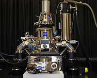 Bild: Mit dem Helium-Ionen-Mikroskop lassen sich auch verborgene Schichten von Materialien abbilden.  Foto: Universität Bielefeld