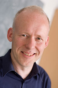 Bild: Physikdekan Prof. Dr. Dietrich Bödeker freut sich auf  Gespräche. Foto: Universität Bielefeld/M. Brockhoff 