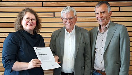 Bild: Die Senatsvorsitzende Prof’in Dr. Silke Schwandt überreichte in Anwesenheit des Rektors Prof. Dr.-Ing. Gerhard Sagerer die Urkunde zur Ehrensenatorwürde an Prof. Dr. Alfred Pühler (Mitte) und würdigte sein Engagement für die Universität. Foto: Universität Bielefeld