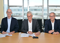 Freuen sich über die Vertragsunterzeichnung (von links): Stadtwerke-Geschäftsführer Rainer Müller, Dr. Stephan Becker (Kanzler der Universität Bielefeld), und Stadtwerke-Geschäftsführer Martin Uekmann. Foto: Universität Bielefeld 