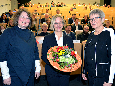 Prof’in Dr. Silke Schwandt (l.) und Dr. Annette Fugmann-Heesing (r.) und gratulieren der neuen Rektorin Prof‘in Dr. Angelika Epple.  Foto: Universität Bielefeld