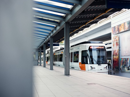 Stadtbahn an der Haltestelle „Universität“