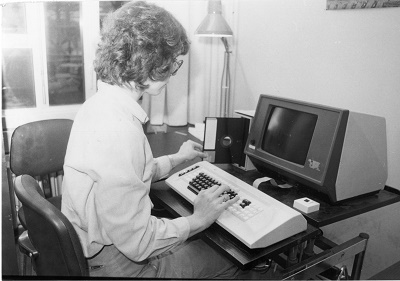 So sah ein Sekretariatsarbeitsplatz an der Universität Bielefeld im Jahr 1981 aus.