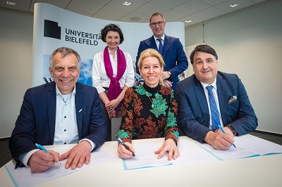 Unterschreiben die Kooperationsvereinbarung: Professor Dr.-Ing. Gerhard Sagerer, Rektor der Universität Bielefeld, Dr. Karin Overlack, Geschäftsführerin des HDZ NRW, Professor Dr. Dr. h. c. Martin Paul, Rektor der Ruhr-Universität Bochum (vorne, v.l.), Christel Bayer, Abteilungsleitung des Ministeriums für Arbeit, Gesundheit und Soziales des Landes Nordrhein-Westfalen, und Dr. Patrick Neuhaus, Referatsleiter im Ministerium für Kultur und Wissenschaft NRW (hinten v.l.).