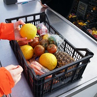 Der Verein Restlos e.V. bietet Obst- und Gemüse an, das von Groß- und Einzelhändlern vor allem aufgrund äußerer Makel aussortiert wird - mit den Einnahmen durch den Verkauf werden soziale Projekte durchgeführt. 