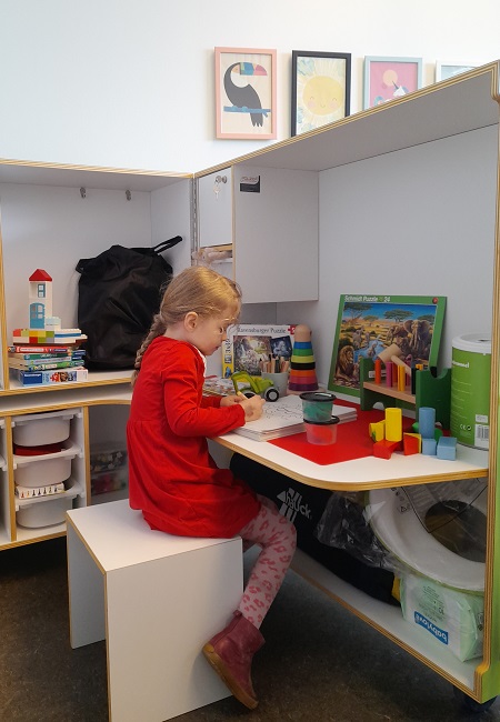 Bild: Die KidsBox kann ins Büro gerollt und aufgeklappt werden. Dort ist sie sofort einsatzbereit.
Foto: Universität Bielefeld/Julia Berges
