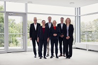 Das neue Rektorat der Universität Bielefeld ab dem 1. Oktober 2023 (v.l.): Kanzler Dr. Stephan Becker, Prorektorin für Wissenschaft und Gesellschaft Prof’in Dr. Alexandra Kaasch, Prorektor für Digitalisierung und Dateninfrastruktur Prof. Dr.-Ing. Ulrich Rückert, Rektorin Prof’in Dr. Angelika Epple, Prorektor für Studium und Lehre Prof. Dr. Dario Anselmetti und Prorektorin für Forschung und Forschungsvernetzung Prof’in Dr. Christiane Fuchs.